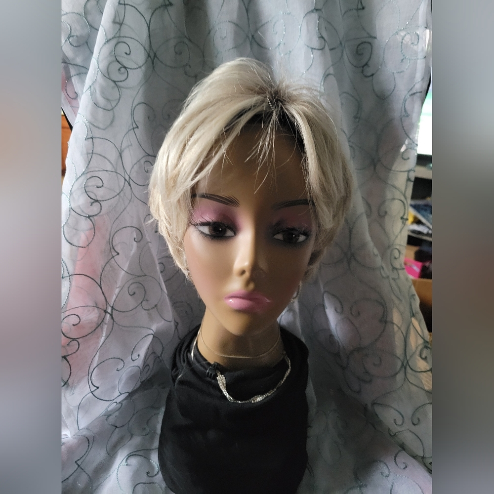 Ellen Wille Wig In Platinum Blonde Rooted - Picture 4 of 16